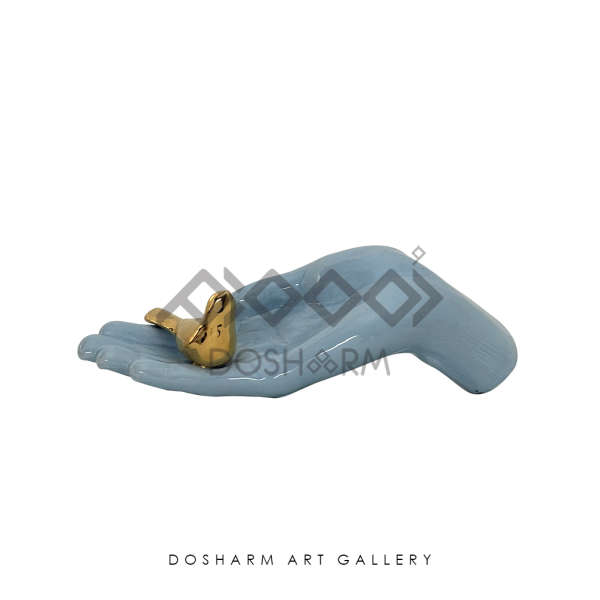 دست با پرنده آبی